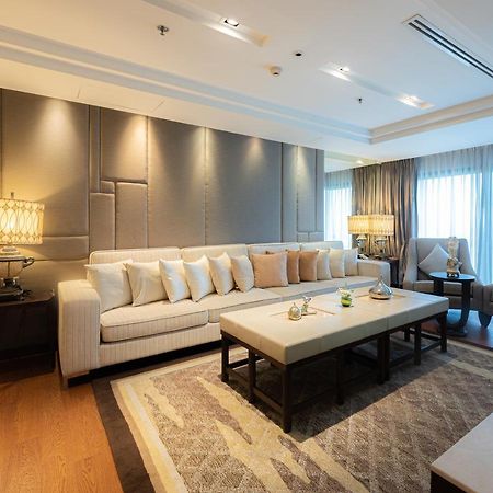 Summit Windmill Golf Suite Hotel At Suvarnabhumi Бангкок Экстерьер фото A living room in a suite at the Shangri-La Kuala Lumpur