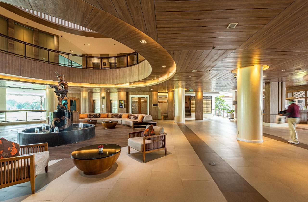 Summit Windmill Golf Suite Hotel At Suvarnabhumi Бангкок Экстерьер фото The lobby of the hotel