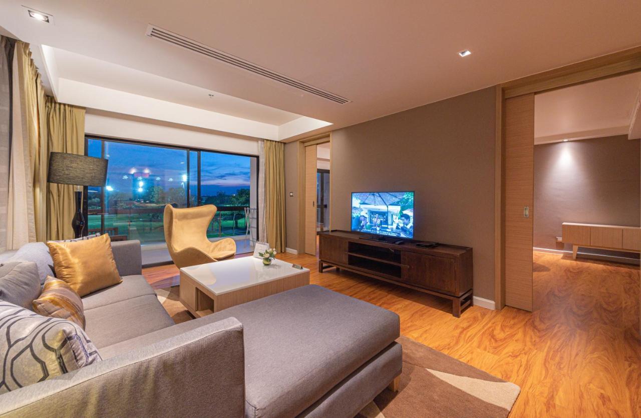 Summit Windmill Golf Suite Hotel At Suvarnabhumi Бангкок Экстерьер фото A living room in a suite at the hotel