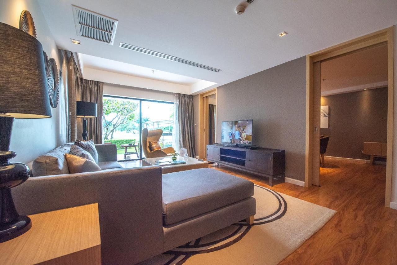 Summit Windmill Golf Suite Hotel At Suvarnabhumi Бангкок Экстерьер фото A living room in a typical apartment