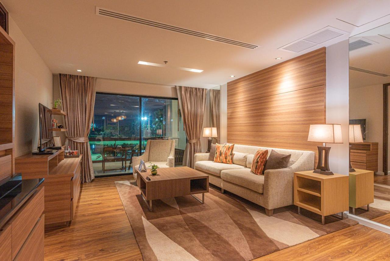 Summit Windmill Golf Suite Hotel At Suvarnabhumi Бангкок Экстерьер фото A living room in a condominium