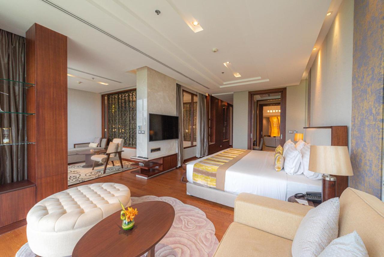 Summit Windmill Golf Suite Hotel At Suvarnabhumi Бангкок Экстерьер фото Suite at the Taj Bengal