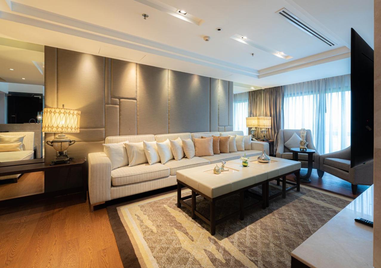 Summit Windmill Golf Suite Hotel At Suvarnabhumi Бангкок Экстерьер фото A living room in a suite at the Shangri-La Kuala Lumpur