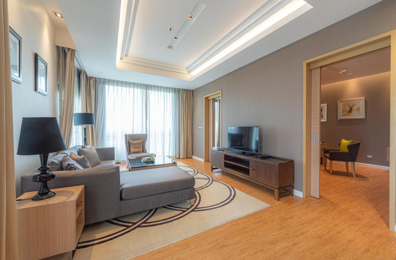Summit Windmill Golf Suite Hotel At Suvarnabhumi Бангкок Экстерьер фото A living room in a suite at the hotel