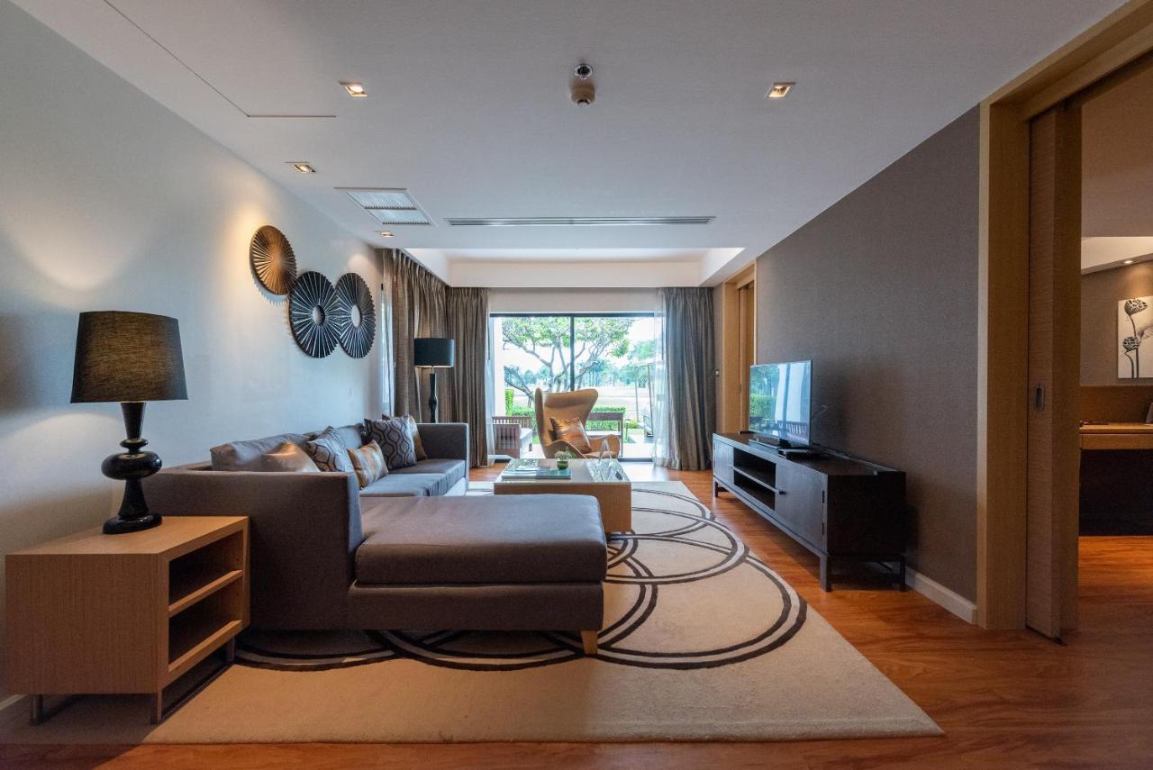 Summit Windmill Golf Suite Hotel At Suvarnabhumi Бангкок Экстерьер фото A living room in a condominium