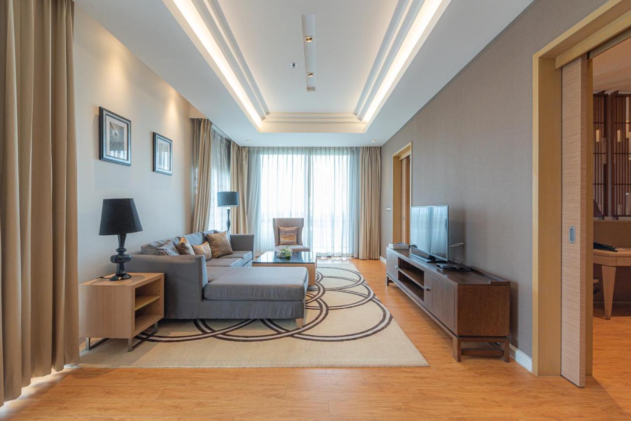 Summit Windmill Golf Suite Hotel At Suvarnabhumi Бангкок Экстерьер фото A living room in a suite at the hotel