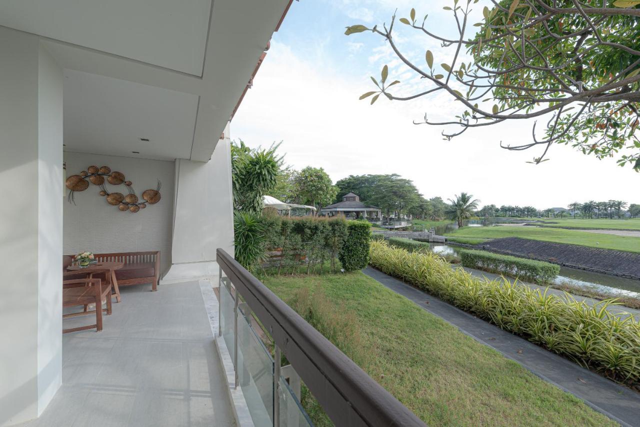 Summit Windmill Golf Suite Hotel At Suvarnabhumi Бангкок Экстерьер фото View of the golf course from the clubhouse