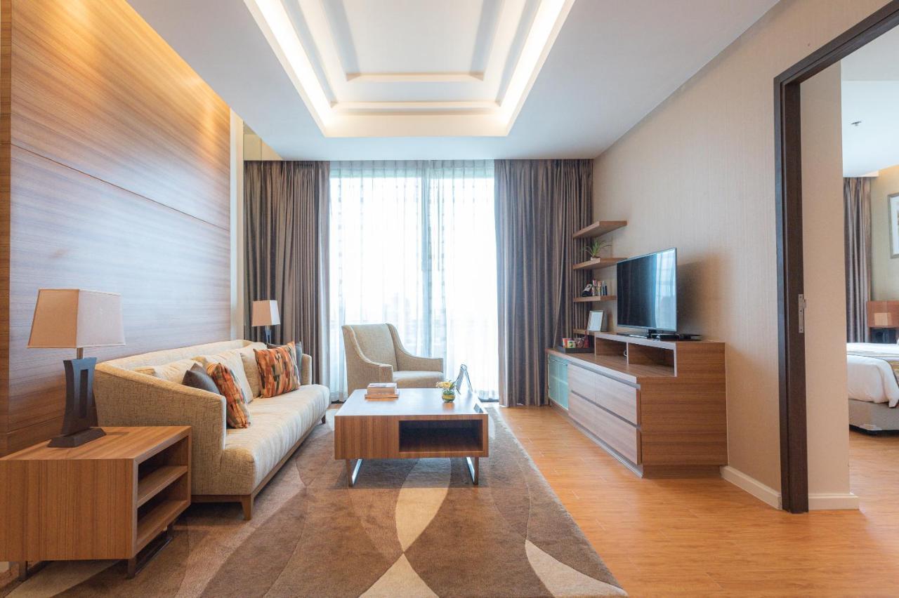 Summit Windmill Golf Suite Hotel At Suvarnabhumi Бангкок Экстерьер фото A living room in a condominium