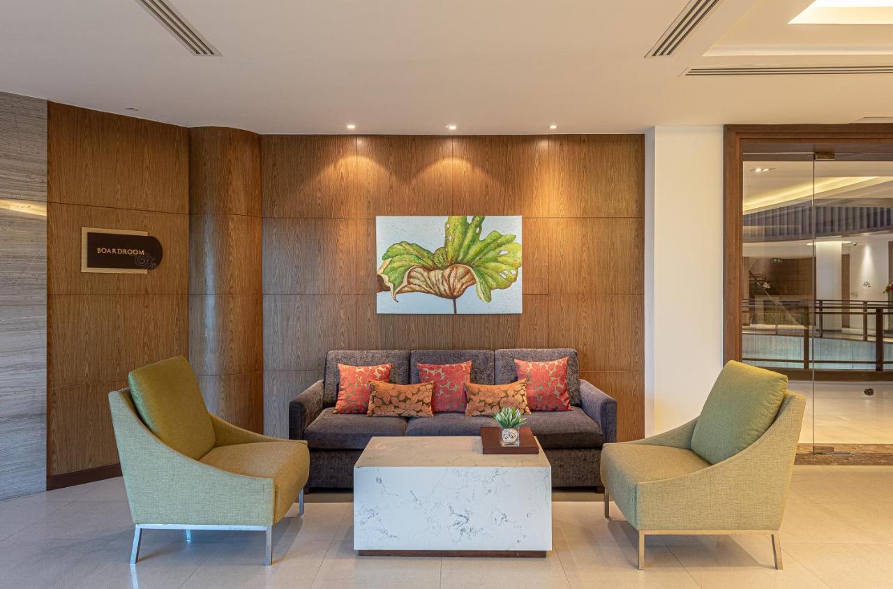 Summit Windmill Golf Suite Hotel At Suvarnabhumi Бангкок Экстерьер фото The lobby of the hotel